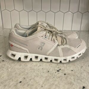 ON Cloud 5 running shoes. Size 7. EUC. Pearl/white
